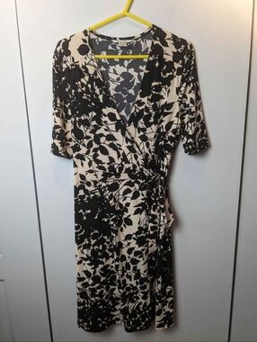 NYGARD Collection Wallet Dress Beige And Black Floral Size M Or 10-12
